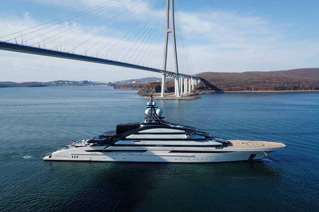 Bilder des Jahres 2022, News 03 MÃ¤rz News Themen der Woche KW13 Russland, Yacht Nord von Alexei Mordaschow erreicht den Hafen von Wladiwostok VLADIVOSTOK, RUSSIA - MARCH 31, 2022: Russian businessman Alexei Mordashov s Nord Yacht is pictured in the Eastern Bosphorus Strait. The vessel left the Port of Victoria in Seychelles on March 12. The 142 meter long yacht, built at the German shipyard Lurssen and launched in 2021, is one of the biggest yachts in the world. Its approximate cost is about $300mln. The Italian authorities have seized a building complex owned by Mordashov on the Island of Sardinia. Mordashov, chairman of the Board of Directors at Severstal, was sanctioned by the European Union. Yuri Smityuk TASS  TS12A527