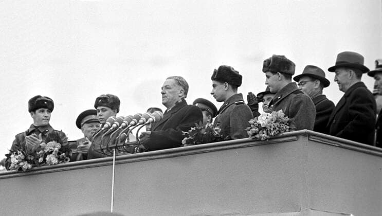 Nikolay Bobrovnikov greeting the heroes of the Pacific Ocean 694479 31.03.1960 Chairman of the Executive Committee of the Moscow City Soviet Nikolay Bobrovnikov (centre) greeting the heroes of the Pacific Ocean, Soviet soldiers: Askhat Ziganshin, Philipp Poplavsky, Anatoly Kryuchkovsky and Ivan Fedotov. A meeting in Vnukovo airport on the arrival of the heroes in Moscow. Udovichenko Sputnik Moscow Russia  Copyright: xUdovichenkox