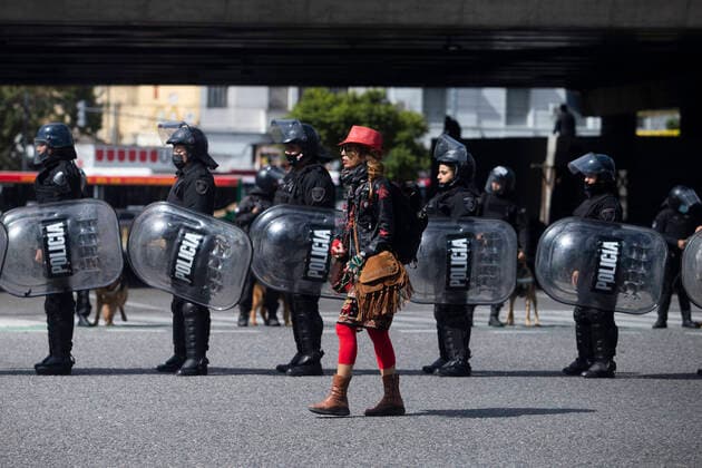 News Themen der Woche KW13 Argentina Protest Security forces stand as demonstrators protest in demand for jobs and better wages, in Buenos Aires, Argentina, March 30, 2022. In 2021, poverty reached 37.3% of the population and affected 17.4 million Argentines as inflation heats up. Buenos Aires Argentina  Copyright: xMatiasxBagliettox originalFilename: baglietto-notitle220330_np7mW.jpg