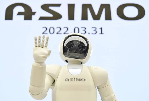Bilder des Jahres 2022, News 03 März News Themen der Woche KW13 Japan, Humanoider Roboter ASIMO von Honda in Tokio ASIMO humanoid robot retires Honda Motor Co. s ASIMO humanoid robot poses for a photo after its final performance in front of about 100 people at a showroom at the company s head office in Tokyo on March 31, 2022. The robot, first introduced in 2000, retired later in the day.  A14AA0001274969P