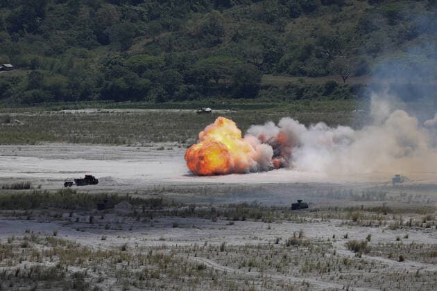 News Themen der Woche KW13 Philippinen, Balikatan Militärübung mit US-Armee in Capas bei Manila March 31, 2022, Manila, Philippines: Filipino and American soldiers launch explosives during the Balikatan military exercises at Crow Valley in Capas, Tarlac province north of Manila, Philippines. March 31, 2022. The Philippines and the United States began one of their largest joint combat exercises in years under the annual Balikatan or Ã¢â‚¬oeShoulder to ShoulderÃ¢â‚¬Â, which will focus on maritime security, amphibious operations, live-fire training, urban operations, aviation operations, counterterrorism, and humanitarian assistance and disaster relief. Manila Philippines - ZUMAs213 20220331_zap_s213_025 Copyright: xBasilioxSepex