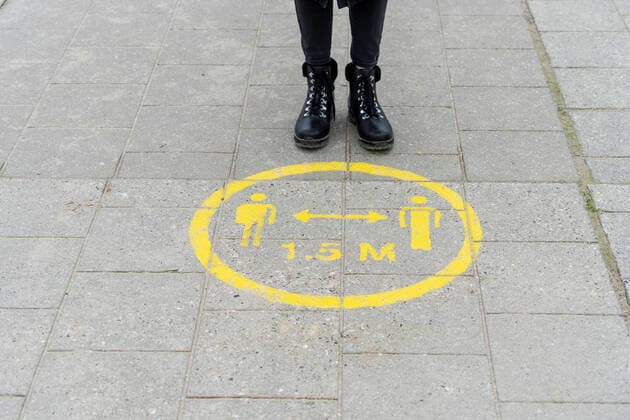 Creative Highlights Symbolbilder Woman standing near social distance marking on pavement model released, Symbolfoto, CHPF00823