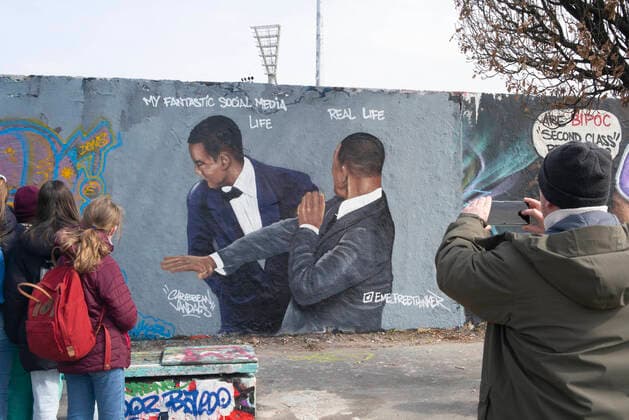 Bilder des Jahres 2022, News 03 März News Themen der Woche KW13 News Bilder des Tages March 31, 2022, Berlin, Berlin, Germany: Berlin, Germany, In Mauerpark Graffiti artist Eme Freethinker depicted the moment that WIll Smith slapped comedian Chris Rock at the 94th Academy Awards in 2022 after Rock made a joke about Smiths wife before presenting an award for best documentary film. The work was created on a remaining part of the former Berlin Wall that formed part of the death strip outside of former East Germany. Berlin Germany - ZUMAh16_ 20220331_zaf_h16_001 Copyright: xDanxHerrickx