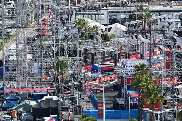 Internationale Filmfestspiele von Cannes, Vorbereitungen Preparatifs Ninja Warrior saison 7 a Cannes. CELEBRITES : Preparatifs CANNESERIES 2022 sur la Croisette - Cannes - 31 03 2022 LionelUrman Panoramic 