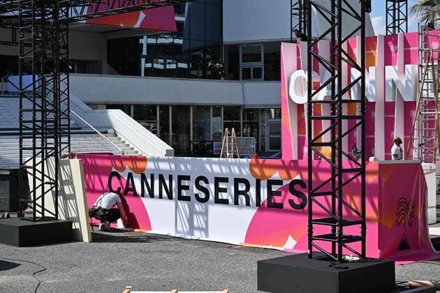 Internationale Filmfestspiele von Cannes, Vorbereitungen Preparatifs CANNESERIES, Festival International des Series de Cannes. La Saison 5 du Festival International des Series de Cannes, du 1er au 6 avril 2022 sur la Croisette. CELEBRITES : Preparatifs CANNESERIES 2022 sur la Croisette - Cannes - 31 03 2022 LionelUrman Panoramic 