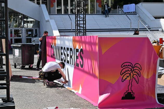 Internationale Filmfestspiele von Cannes, Vorbereitungen Preparatifs CANNESERIES, Festival International des Series de Cannes. La Saison 5 du Festival International des Series de Cannes, du 1er au 6 avril 2022 sur la Croisette. CELEBRITES : Preparatifs CANNESERIES 2022 sur la Croisette - Cannes - 31 03 2022 LionelUrman Panoramic 