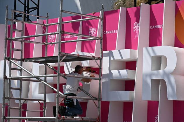 Internationale Filmfestspiele von Cannes, Vorbereitungen Preparatifs CANNESERIES, Festival International des Series de Cannes. La Saison 5 du Festival International des Series de Cannes, du 1er au 6 avril 2022 sur la Croisette. CELEBRITES : Preparatifs CANNESERIES 2022 sur la Croisette - Cannes - 31 03 2022 LionelUrman Panoramic 