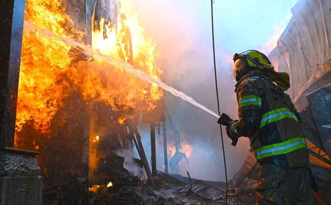 News Themen der Woche KW13 News Bilder des Tages (220331) -- KUWAIT CITY, March 31, 2022 -- A firefighter battles a fire at Al-Mubarakiya market in Kuwait City, Kuwait, on March 31, 2022. A total of 14 injured on Thursday afternoon as a huge fire broke out at Kuwait s popular Al-Mubarakiya market in Kuwait City, the Kuwait News Agency (KUNA) said. (Photo by Xinhua) KUWAIT-KUWAIT CITY-MARKET-FIRE Asad 