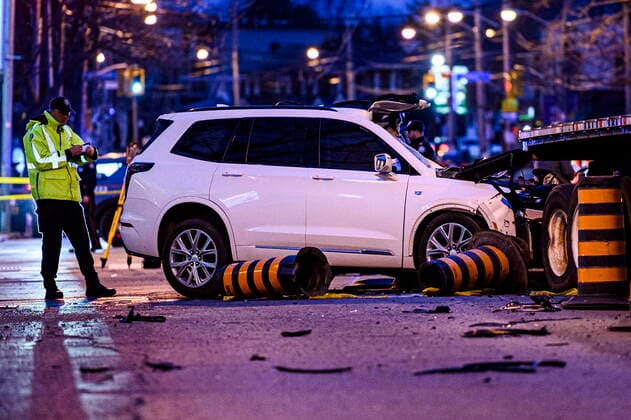 Kanada, Schwere Verkehrsunfall in Toronto March 31, 2022, Toronto, ON, Canada: Police attend the scene of a collision in the west end of Toronto on Thurs., March 31, 2022. Toronto police say several people have been very seriously injured in a collision between a flatbed truck and a car along the city s waterfront. Toronto Canada  - ZUMAc35_ 20220331_zaf_c35_060 Copyright: xChristopherxKatsarovx