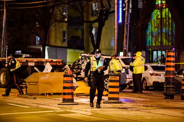 Kanada, Schwere Verkehrsunfall in Toronto March 31, 2022, Toronto, ON, Canada: Police attend the scene of a collision in the west end of Toronto on Thurs., March 31, 2022. Toronto police say several people have been very seriously injured in a collision between a flatbed truck and a car along the city s waterfront. Toronto Canada  - ZUMAc35_ 20220331_zaf_c35_066 Copyright: xChristopherxKatsarovx