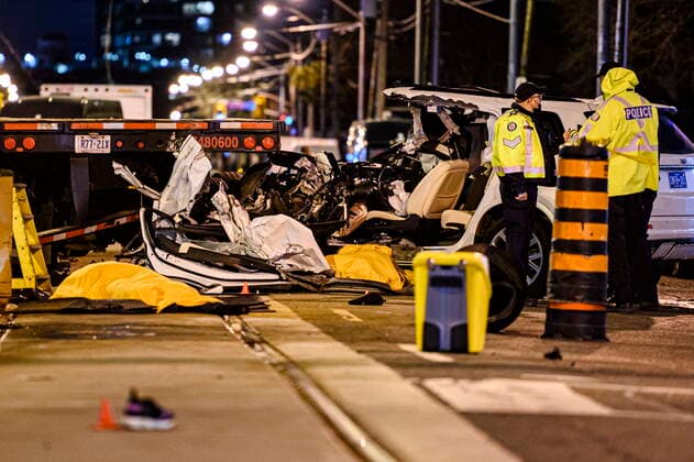 Kanada, Schwere Verkehrsunfall in Toronto March 31, 2022, Toronto, ON, Canada: Police attend the scene of a collision in the west end of Toronto on Thurs., March 31, 2022. Toronto police say several people have been very seriously injured in a collision between a flatbed truck and a car along the city s waterfront. Toronto Canada  - ZUMAc35_ 20220331_zaf_c35_067 Copyright: xChristopherxKatsarovx