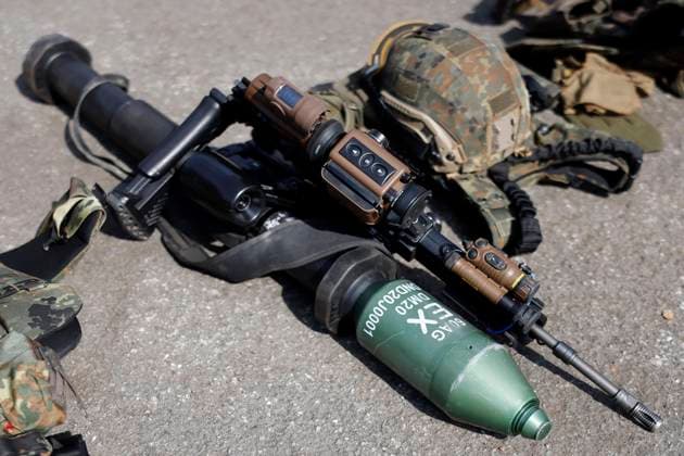 Soldatenausrüstung samt G36 A3 und eine Panzerfaust 3 EX liegen beim Besuch von Ministerpräsident Hendrik Wüst bei der Panzerbrigade 21 Lipperland in der Generalfeldmarschall-Rommel-Kaserne im Kreis Lippe. Dieser Truppenteil der Bundeswehr stellt regelmäßig Kräfte zur Erfüllung der internationalen Verpflichtungen der Bundesrepublik Deutschland zur Verfügung wie etwa im Rahmen der geplanten NATO-Präsenzerhöhung in Litauen 2022. Augustdorf, 30.03.2022 NRW Deutschland *** Soldiers equipment including G36 A3 and a Panzerfaust 3 EX lie during the visit of Minister President Hendrik Wüst to the Panzerbrigade 21 Lipperland in the Generalfeldmarschall Rommel barracks in the district of Lippe This unit of the Bundeswehr regularly provide Copyright: xChristophxHardtx