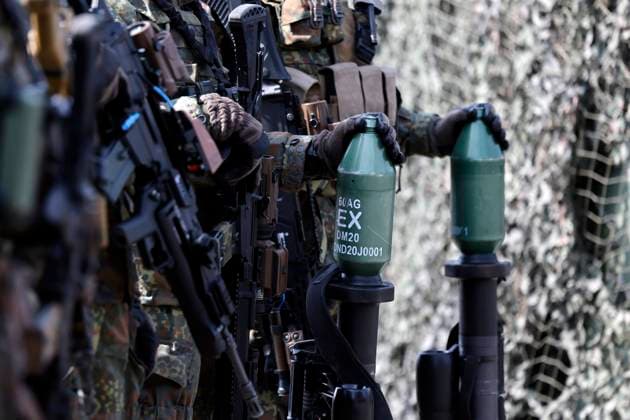 Soldaten präsentieren Waffen und mehrere Panzerfaust 3 EX beim Besuch von Ministerpräsident Hendrik Wüst bei der Panzerbrigade 21 Lipperland in der Generalfeldmarschall-Rommel-Kaserne im Kreis Lippe. Dieser Truppenteil der Bundeswehr stellt regelmäßig Kräfte zur Erfüllung der internationalen Verpflichtungen der Bundesrepublik Deutschland zur Verfügung wie etwa im Rahmen der geplanten NATO-Präsenzerhöhung in Litauen 2022. Augustdorf, 30.03.2022 NRW Deutschland *** Soldiers present weapons and several Panzerfaust 3 EX during the visit of Prime Minister Hendrik Wüst to the tank brigade 21 Lipperland in the Generalfeldmarschall Rommel barracks in the district of Lippe This unit of the Bundeswehr regularly provides forces to fulfill Copyright: xChristophxHardtx