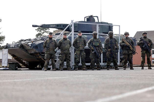 Mehrere Soldaten mit Waffen stehen beim Besuch von NRW-Ministerpräsident Hendrik Wüst bei der Panzerbrigade 21 Lipperland vor einem Schützenpanzer Puma in der Generalfeldmarschall-Rommel-Kaserne im Kreis Lippe. Dieser Truppenteil der Bundeswehr stellt regelmäßig Kräfte zur Erfüllung der internationalen Verpflichtungen der Bundesrepublik Deutschland zur Verfügung wie etwa im Rahmen der geplanten NATO-Präsenzerhöhung in Litauen 2022. Augustdorf, 30.03.2022 NRW Deutschland *** Several soldiers with weapons stand in front of a Puma infantry fighting vehicle at the Generalfeldmarschall Rommel barracks in the Lippe district during the visit of NRW Minister President Hendrik Wüst to the 21 Lipperland armored brigade This unit of the Bu Copyright: xChristophxHardtx