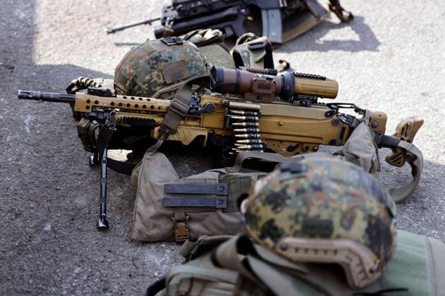 Ein Maschinengewehr MG5 beim Besuch von Ministerpräsident Hendrik Wüst bei der Panzerbrigade 21 Lipperland in der Generalfeldmarschall-Rommel-Kaserne im Kreis Lippe. Dieser Truppenteil der Bundeswehr stellt regelmäßig Kräfte zur Erfüllung der internationalen Verpflichtungen der Bundesrepublik Deutschland zur Verfügung wie etwa im Rahmen der geplanten NATO-Präsenzerhöhung in Litauen 2022. Augustdorf, 30.03.2022 NRW Deutschland *** An MG5 machine gun during Minister President Hendrik Wüsts visit to the 21 Lipperland Armored Brigade at the Generalfeldmarschall Rommel barracks in the Lippe district This unit of the Bundeswehr regularly provides forces to fulfill the international obligations of the Federal Republic of Germany, such a Copyright: xChristophxHardtx