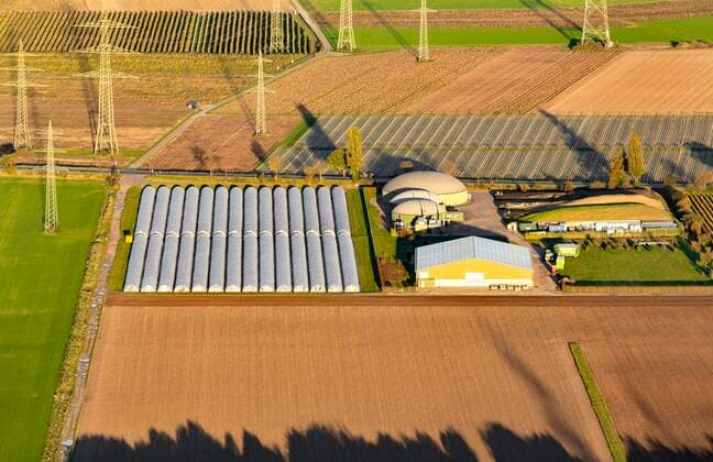  Biogasanlage und Hochspannungsleitungen, Sechtem, Bornheim, Rheinland, Nordrhein-Westfalen, Deutschland, Europa *** Biogas plant and power lines, Sechtem, Bornheim, Rhineland, North Rhine-Westphalia, Germany, Europe Copyright: imageBROKER/ThomasxRobbin ibxrbb08191722.jpg