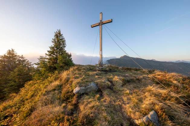  Gipfelkreuz im Morgenlicht auf dem Portlakopf, Damüls, Bregenzerwald, Vorarlberg, Österreich, Europa *** Summit cross in the morning light on the Portlakopf, Damüls, Bregenzerwald, Vorarlberg, Austria, Europe Copyright: imageBROKER/StefanxArendt ibxsta08161354.jpg