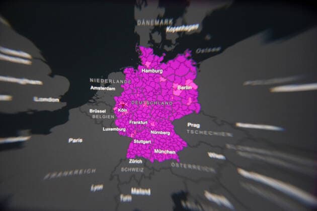 Dashboard des RKI, die 7-Tage-Inzidenz liegt nun bei 1586,4 7-Tage-Inzidenz, Dashboard des RKI auf einem Monitor am 01.04.2022 in Siegen Deutschland.