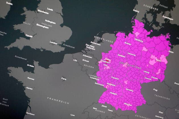 Dashboard des RKI, die 7-Tage-Inzidenz liegt nun bei 1586,4 7-Tage-Inzidenz, Dashboard des RKI auf einem Monitor am 01.04.2022 in Siegen Deutschland.