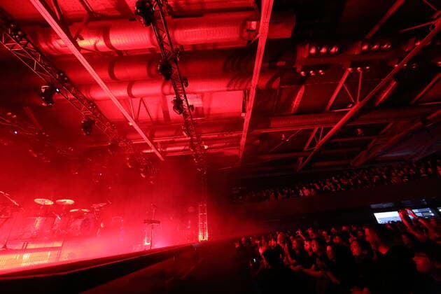 Bühne und Konzertbesucher vor Beginn des Konzerts von Skunk Anansie in der Columbiahalle in Berlin, 31. März 2022. Skunk Anansie Konzert Berlin