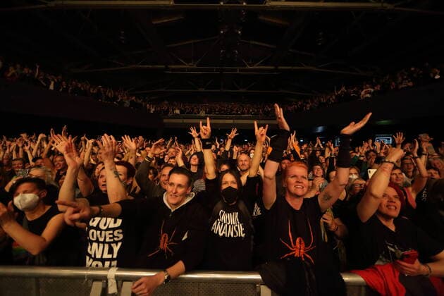 Konzertbesucher beim Konzert von Skunk Anansie in der Columbiahalle in Berlin, 31. März 2022. Skunk Anansie Konzert Berlin