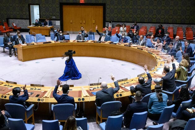News Themen der Woche KW13 News Bilder des Tages New York, UN Sicherheitsrat (220331) -- UNITED NATIONS, March 31, 2022 -- Representatives vote during a UN Security Council meeting at the UN headquarters in New York, on March 31, 2022. The UN Security Council on Thursday adopted a resolution to endorse the African Union (AU) Peace and Security Council s decision to reconfigure the AU peacekeeping mission in Somalia into the African Union Transition Mission in Somalia. ( Handout via Xinhua) UN-SECURITY COUNCIL-RECONFIGURATION OF AU MISSION IN SOMALIA-ENDORSING LoeyxFelipe UNxPhoto 