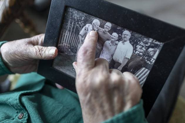 IMAGO Creative: Gesundheit, Demenz Alte Haende mit einem Familienfoto. Heidelberg Deutschland *** Old hands with a family photo Heidelberg Germany Copyright: xUtexGrabowsky photothek.dex