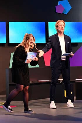 Olivia Osthushenrich und Uke Bosse bei der Verleihung des Deutschen Computerspielpreises 2022 in der TonHalle. München, 31.03.2022