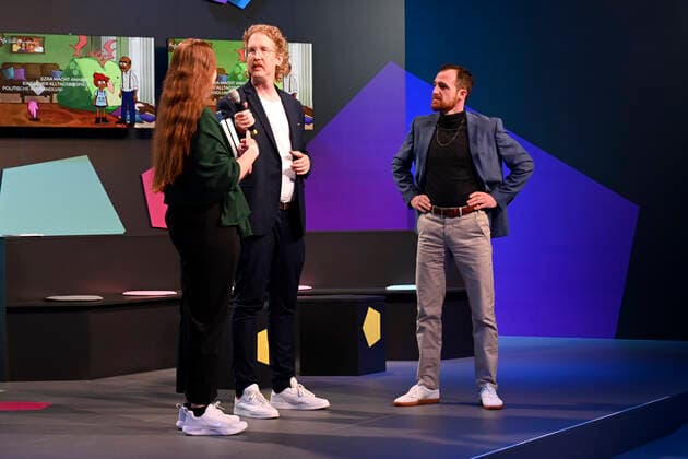 Emily Ems, Uke Bosse und Max Neu bei der Verleihung des Deutschen Computerspielpreises 2022 in der TonHalle. München, 31.03.2022