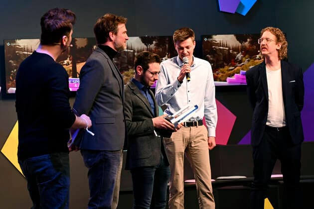 Uke Bosse mit Simon Krätschmer und seinem Team von A Jugglers Tale bei der Verleihung des Deutschen Computerspielpreises 2022 in der TonHalle. München, 31.03.2022