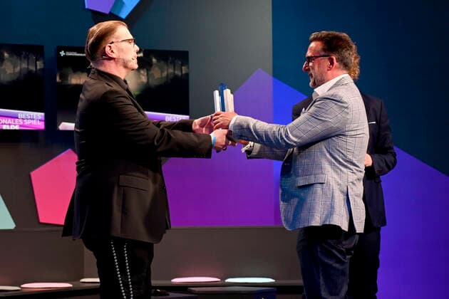 Markus Heitz und Matthias Kolb bei der Verleihung des Deutschen Computerspielpreises 2022 in der TonHalle. München, 31.03.2022