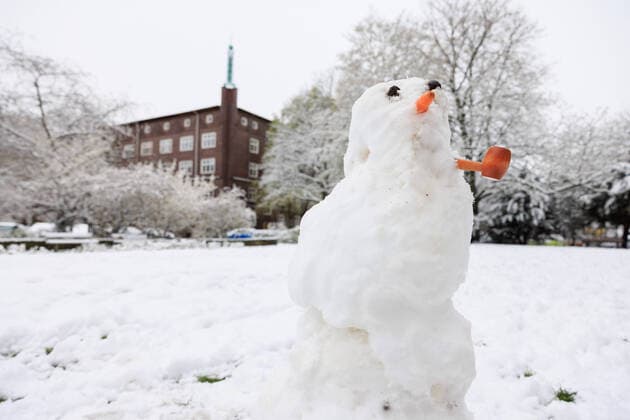 News Themen der Woche KW13 News Bilder des Tages Hannover, 01.04.2022: Kurzfristiger Wintereinbruch mit Schneefall im Stadtteil List und dem Stadtwald Eilenriede. Die Schneepracht lud gleich zum Schneemann bauen ein. *** Hanover, 01 04 2022 Short-term onset of winter with snowfall in the List district and the city forest Eilenriede The snow splendor immediately invited to build a snowman
