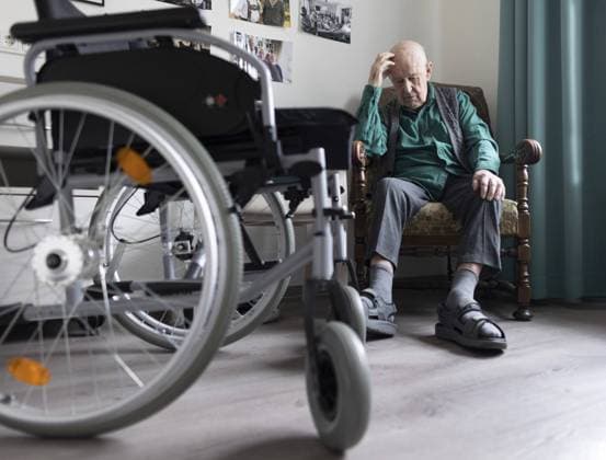 IMAGO Creative: Gesundheit, Demenz Alter Mann, sitzt alleine in seinem Zimmer im Pflegeheim Heidelberg Deutschland *** Old man, sitting alone in his room in nursing home Heidelberg Germany Copyright: xUtexGrabowsky photothek.dex
