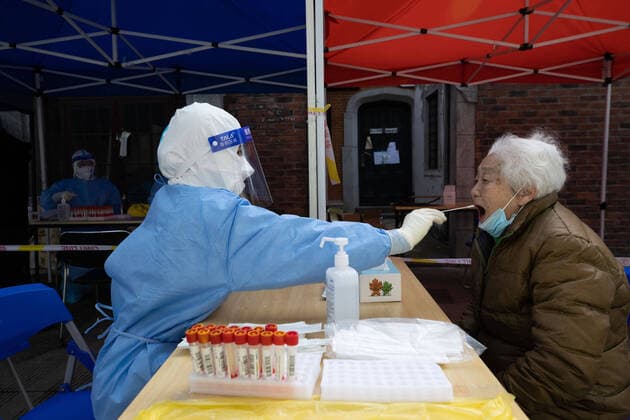 Coronavirus in China, Eindrücke aus Shanghai (220401) -- SHANGHAI, April 1, 2022 -- A medical worker takes a swab sample from a woman for nucleic acid test in Changning District of east China s Shanghai, April 1, 2022. Shanghai has launched a nucleic acid testing campaign in areas west of the Huangpu River from Friday amid the second phase of the city s closed-off management. ) CHINA-SHANGHAI-COVID-19-TEST CAMPAIGN (CN) JinxLiwang 