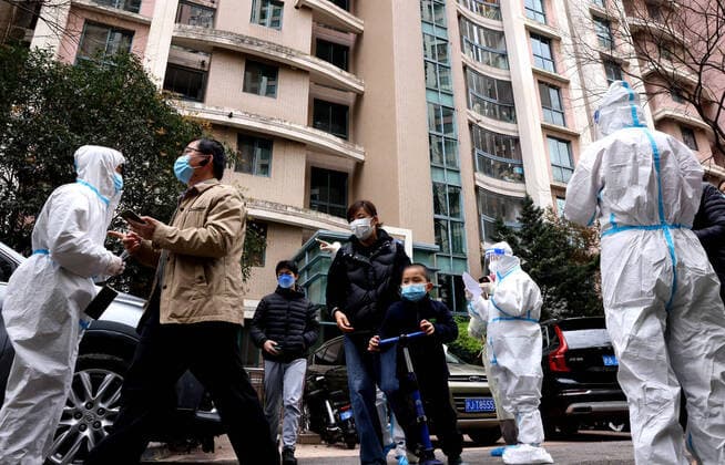 Coronavirus in China, Eindrücke aus Shanghai (220401) -- SHANGHAI, April 1, 2022 -- Volunteers guide residents to do nucleic acid test in Putuo District of east China s Shanghai, April 1, 2022. The second phase of closed-off management in Shanghai has come into force in areas west of the Huangpu River on Friday amid a recent spike in COVID-19 infections, according to local authorities. As scheduled, nucleic acid testing will be held from Friday to April 5 for around 16 million people, and 12 districts will be put under temporary closed-off management. ) CHINA-SHANGHAI-COVID-19-TEST CAMPAIGN (CN) ChenxFei 