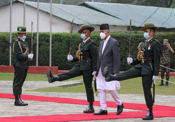 News Themen der Woche KW13 News Bilder des Tages Nepal, Premierminister Sher Bahadur Deuba in Kathmandu vor Abflug nach Indien April 1, 2022, Kathmandu, NE, Nepal: Nepal s Prime Minister Sher Bahadur Deuba receives a guard of honour from the Nepal Army before heading to India for a three-day official visit, at the Tribhuvan International Airport in Kathmandu, Nepal on April 1, 2022. Kathmandu Nepal - ZUMAd164 20220401_zip_d164_002 Copyright: xAryanxDhimalx