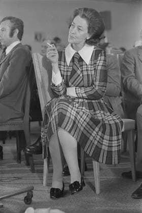 Katharina FOCKE, SPD, Bundesfamilienministerin, Bundesministerin fuer Familie, Jugend und Gesundheit, sitzt auf einem Stuhl und raucht eine Zigarette, Portraet, Porträt, Portrait, Angeschnittenes Einzelbild, Einzelmotiv, ganze Figur, Ganzfigur, Ganzkoerper, 08.12.1972, Schwarzweissaufnahme; *** Katharina FOCKE, SPD, Federal Minister of Family Affairs, Federal Minister for Family, Youth and Health, sitting on a chair and smoking a cigarette, portrait, portrait, cropped single image, single subject, whole figure, whole body, 08 12 1972, black and white photo