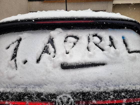 01.04.2022 Kassel Symbolbild Kein Aprilscherz - der Winter ist zurück - Schnee auf dem Auto beim Frühlingsanfang *** 01 04 2022 Kassel symbol picture No April Fool the winter is back snow on the car at the beginning of spring