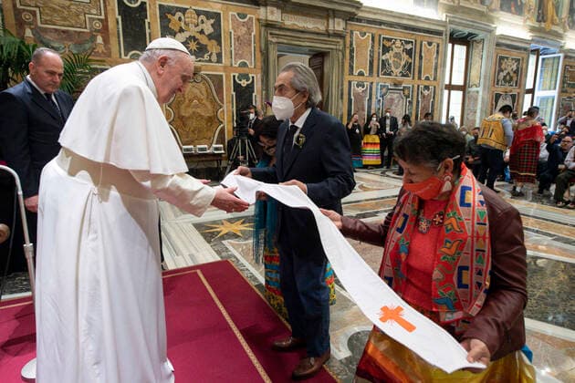 April 1, 2022, VATICAN CITY, VATICAN: A handout image released by Vatican media shows Pope Francis receiving a delegation of the Indigenous Peoples of Canada, in Vatican City, Vatican, 1 April 2022. ANSA VATICAN MEDIA ++HO - NO SALES EDITORIAL USE ONLY+ VATICAN CITY VATICAN  - ZUMAa110 20220401_zaf_a110_027 Copyright: xVaticanxMediax