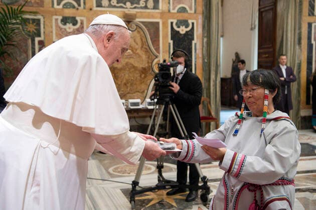 April 1, 2022, VATICAN CITY, VATICAN: A handout image released by Vatican media shows Pope Francis receiving a delegation of the Indigenous Peoples of Canada, in Vatican City, Vatican, 1 April 2022. ANSA VATICAN MEDIA ++HO - NO SALES EDITORIAL USE ONLY+ VATICAN CITY VATICAN  - ZUMAa110 20220401_zaf_a110_029 Copyright: xVaticanxMediax