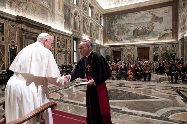 April 1, 2022, VATICAN CITY, VATICAN: A handout image released by Vatican media shows Pope Francis receiving a delegation of the Indigenous Peoples of Canada, in Vatican City, Vatican, 1 April 2022. ANSA VATICAN MEDIA ++HO - NO SALES EDITORIAL USE ONLY+ VATICAN CITY VATICAN  - ZUMAa110 20220401_zaf_a110_032 Copyright: xVaticanxMediax