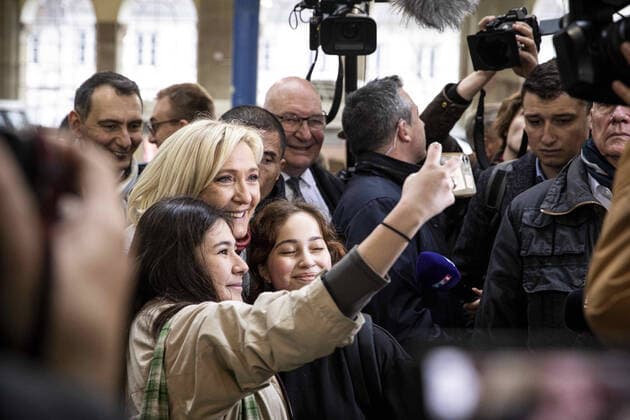 News Themen der Woche KW13 News Bilder des Tages Marine Le Pen, dÃ putÃ e du parti et candidate Ã la prÃ sidentielle, lors d une visite du marchÃ de Haguenau, dans l est de la France, le 1er avril 2022. NEWS: Marine Le Pen, dÃ putÃ e du parti et candidate Ã la prÃ sidentielle, lors d une visite du marchÃ de Haguenau, dans l est de la France, le 1er avril 2022. ElyxandroCegarra Panoramic 
