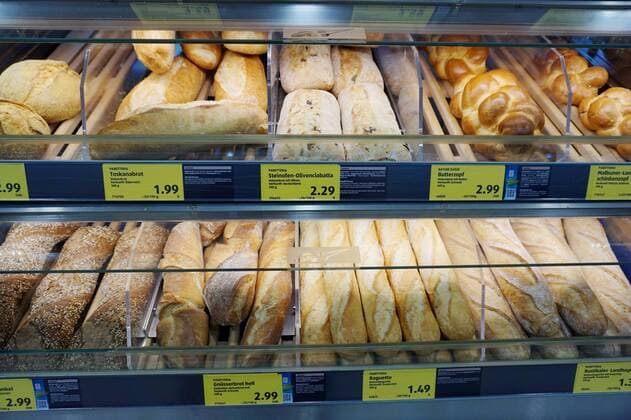 Foto Manuel Geisser 01.04.2022 Den Muellern fehlt das Getreide.der Brotpreis schlaegt auf. Bild :Brote in einer Aldi Suisse Filiale *** Photo Manuel Geisser 01 04 2022 The millers lack the grain the bread price strikes picture breads in an Aldi Suisse store