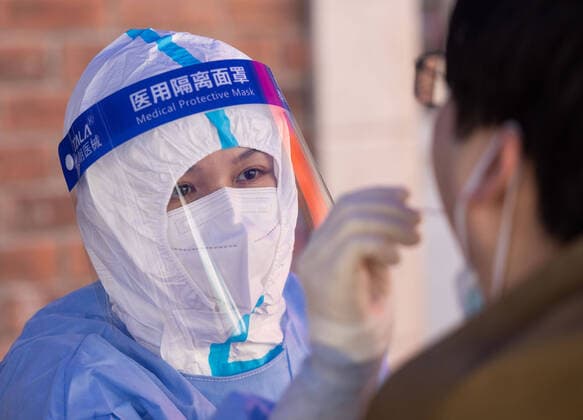 Coronavirus in China, Eindrücke aus Shanghai (220401) -- SHANGHAI, April 1, 2022 -- A medical worker takes a swab sample from a resident for nucleic acid test in Changning District of east China s Shanghai, April 1, 2022. ) Xinhua Headlines: Foreign businesses undented as Shanghai continues massive COVID-19 testing JinxLiwang 