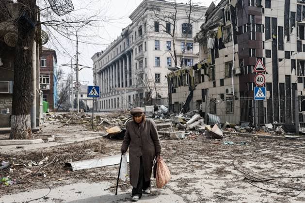 Bilder des Jahres 2022, News 04 April News Themen der Woche KW13 News Bilder des Tages DONETSK REGION, UKRAINE - APRIL 1, 2022: A local resident walks in a street in the city of Mariupol. The Russian Armed Forces are carrying out a special military operation in Ukraine. Sergei Bobylev TASS  TS12A9C5