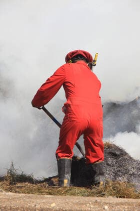 IMAGO Creative: Lokalhelden - Gesundheits- und Rettungskräfte Fire Fighter Grass Fire Saskatchewan Canada , 1962929.jpg, fire, fighter, emergency, firefighter, blaze, orange, hose, flame, alarm, danger, smoke, heat, burn, water, safety, insurance, helmet, fireman, red, protective, hot, loss, claim, power, building, destruction, dangerous, glow, light, rescue, abstract, service, spray,
