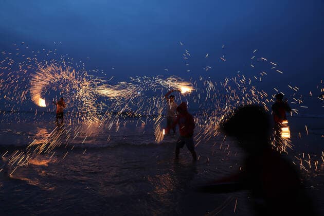 News Themen der Woche KW13 Ramadan In Gaza City Palestinian youths swing homemade fireworks sparklers, as people celebrate on the night ahead of the Muslim holy fasting month of Ramadan, on the beach of Gaza City, on April 1, 2022. Gaza Palestine  Copyright: xMajdixFathix originalFilename: fathi-notitle220401_npMIr.jpg