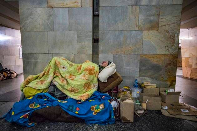 News Bilder des Tages Daily Life in the shelled city of Kharkov, Ukraine Old man sleeps inside the metro station of Kharkiv because the constant russian shelling over the city during the combats between russian and ukrainian armies. Kharkiv Kharkiv Ukraine  Copyright: xCelestinoxArcex originalFilename: arce-daylifei220401_npRr7.jpg