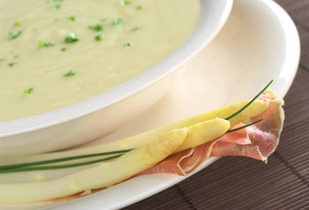 IMAGO Creative: Food, Spargel Cream of white asparagus garnished with parsley and white asparagus, ham and chives on the rim (Selective Focus, Focus on the front of the asparagus heads and ham) , 2240353.jpg, asparagus, white, white asparagus , vegetable, ham, chives, meat, garnish, cream of asparagus , soup, asparagus soup , fresh, meal, lunch, dinner, appetizer, delicacy, food, nutrition, selective focus , nobody, horizontal, photograph, color photo ,