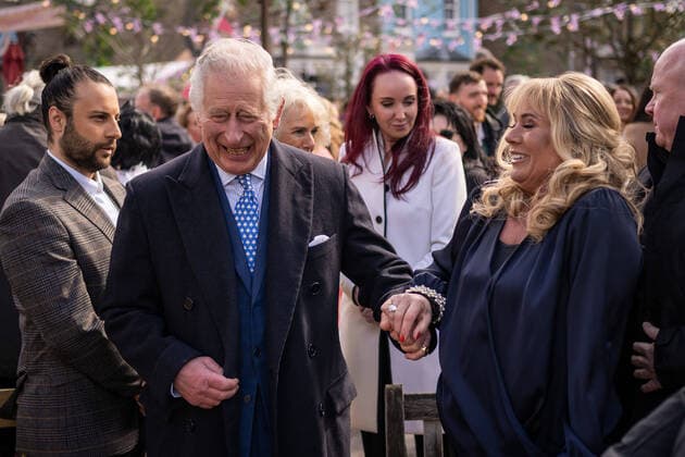 Bilder des Jahres 2022, Entertainment 04 April Entertainment Themen der Woche KW13 Entertainment Bilder des Tages . 01 04 2022. Elstree, United Kingdom. Prince Charles and Camilla, Duchess of Cornwall, during a visit to the set of the TV Soap opera EastEnders at the BBC studios in Elstree, United Kingdom.  xPoolx xi-Imagesx IIM-23269-0021